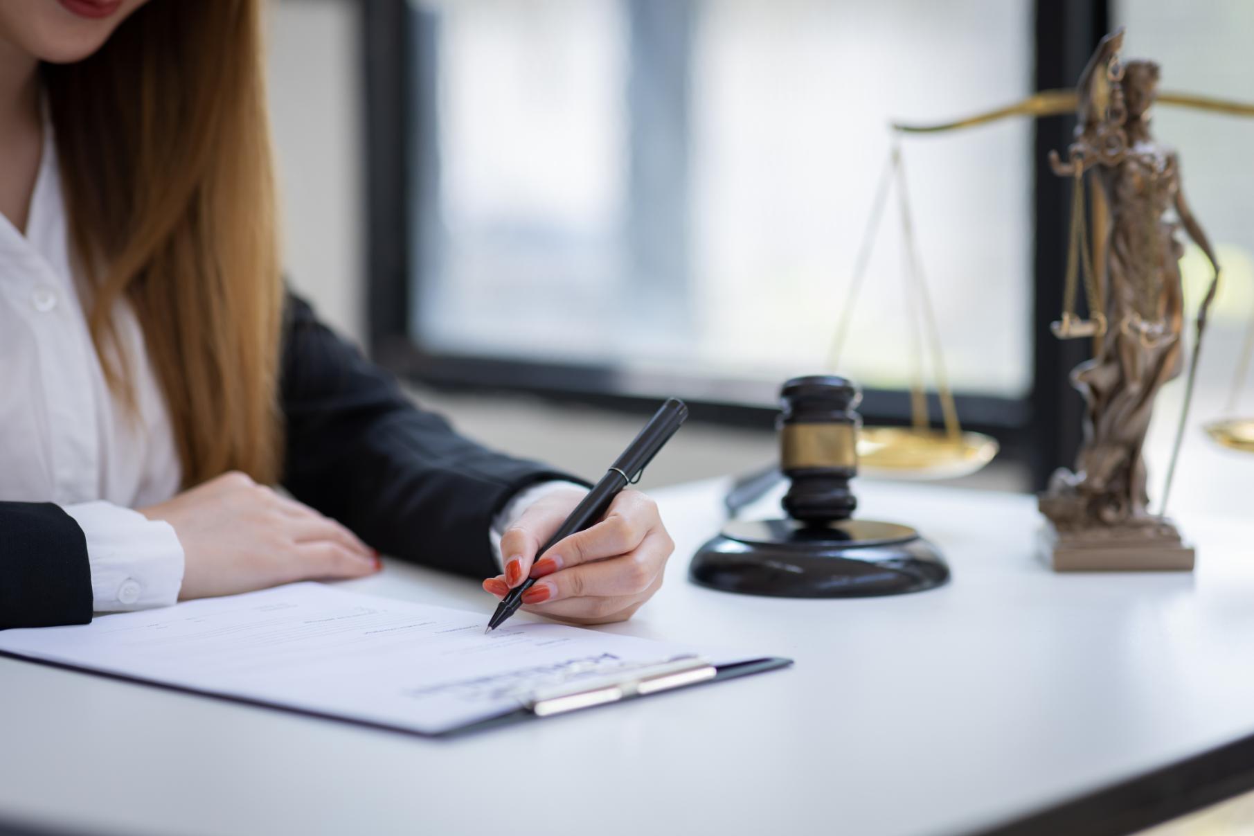 Abogados analizando contratos de financiación en despacho corporativo