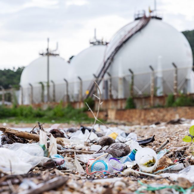 "delito medioambiental vertido ilegal empresa España artículo 325 Código Penal"