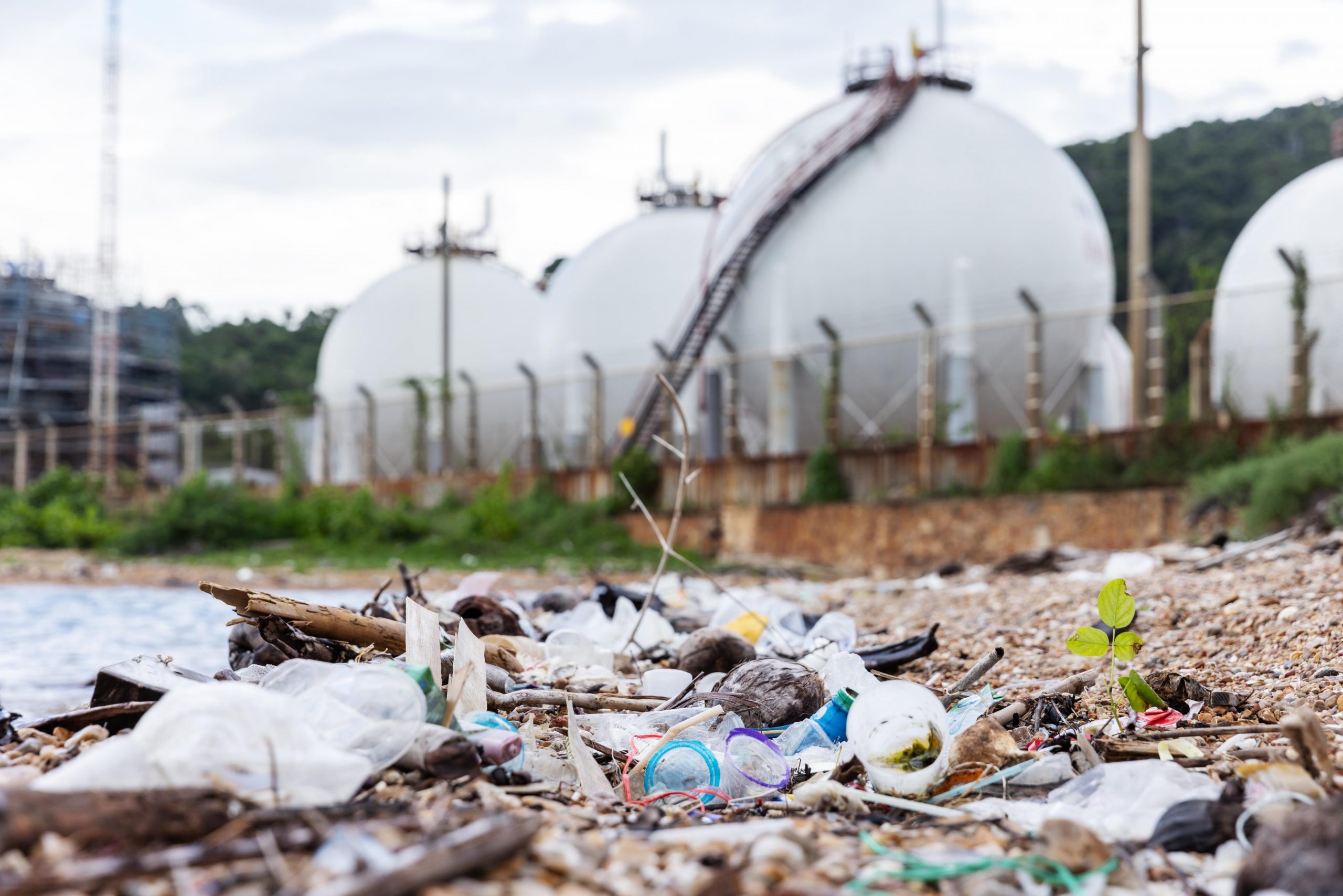 "delito medioambiental vertido ilegal empresa España artículo 325 Código Penal"